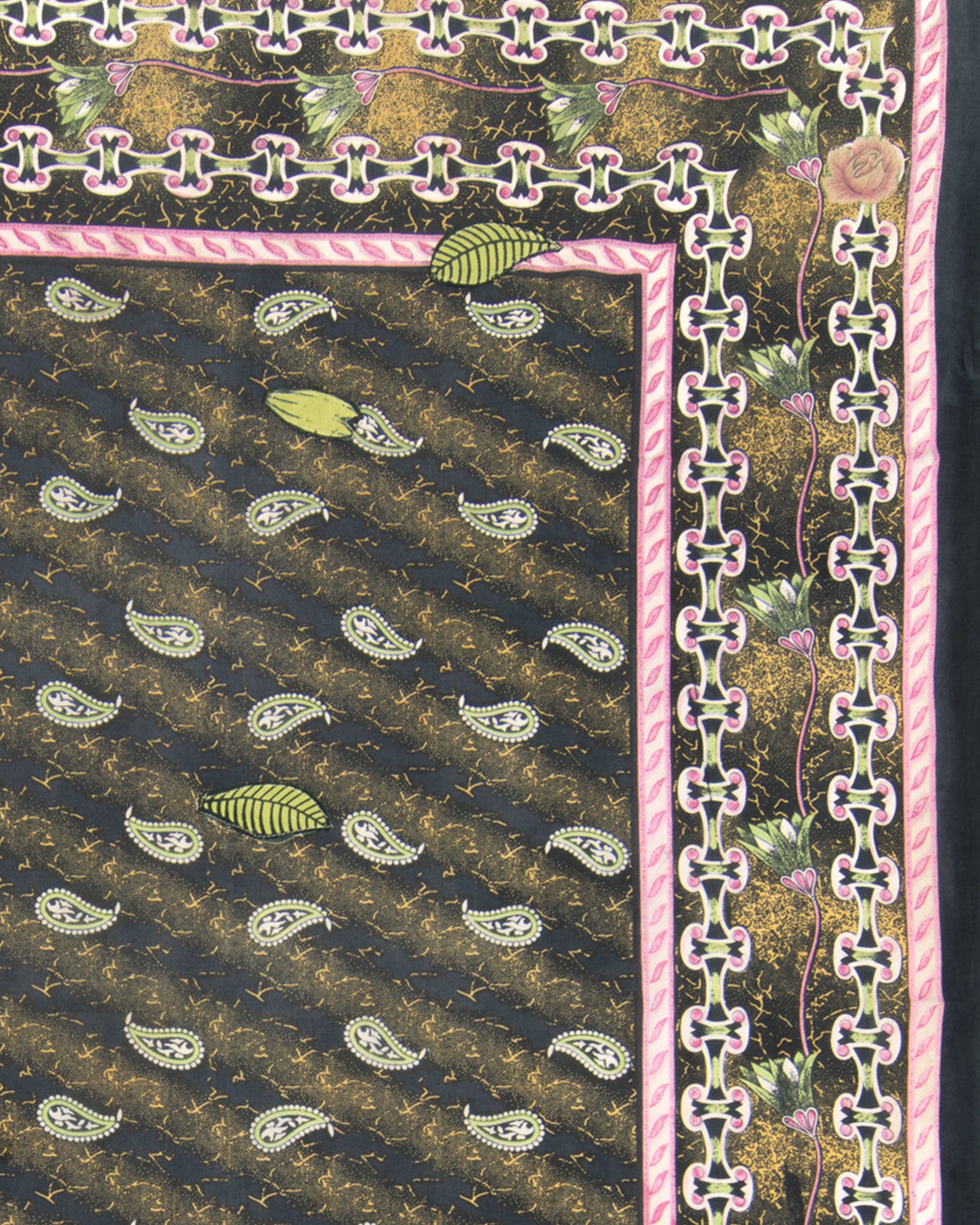 Nyumba Yenye Scarf