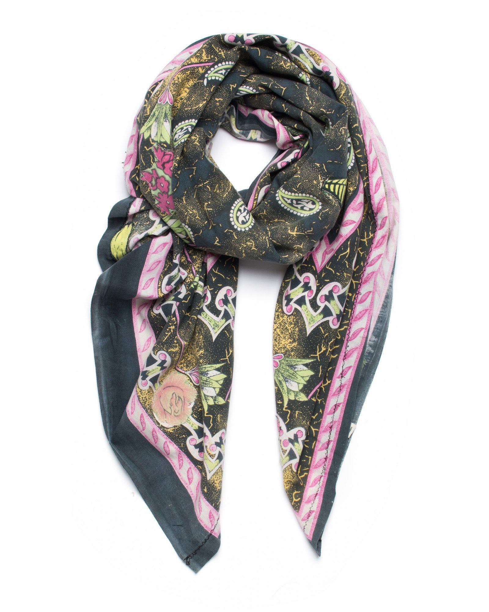 Nyumba Yenye Scarf